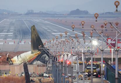 Restos del fuselaje del avión siniestrado permanece en la pista del aeropuerto de Muan, este lunes.