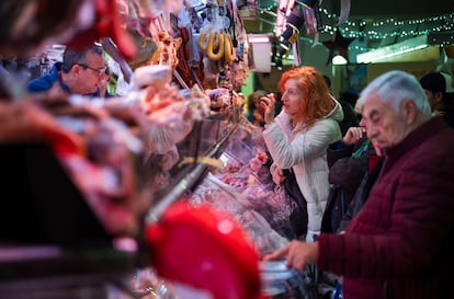 Compras en un mercado de Barcelona.