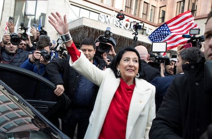 Salomé Zurabishvili a su salida del palacio presidencial georgiano, en Tbilisi, este domingo.