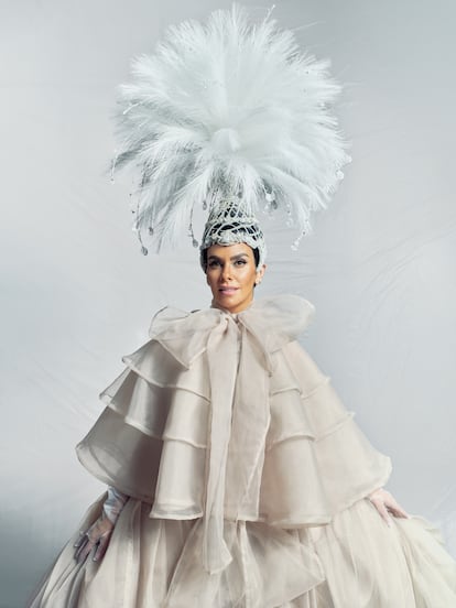 Detalle de la capa de siete organzas superpuestas y del tocado, con un pecho y un pezón de cristales de leche, y con plumas blancas a modo de géiser.