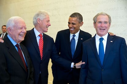 Los expresidentes Carter, Clinton, Obama y Bush durante la inauguración de la Biblioteca Presidencial George W. Bush en Texas en 2013.