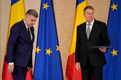 El primer ministro Marcel Ciolacu después de prestar juramento al presidente rumano Klaus Iohannis en el palacio presidencial de Cotroceni en Bucarest, el 23 de diciembre.
