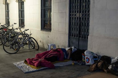 Personas sin hogar duermen junto al Ayuntamiento de Badalona tras el cierre del albergue de Can Bofí Vell.