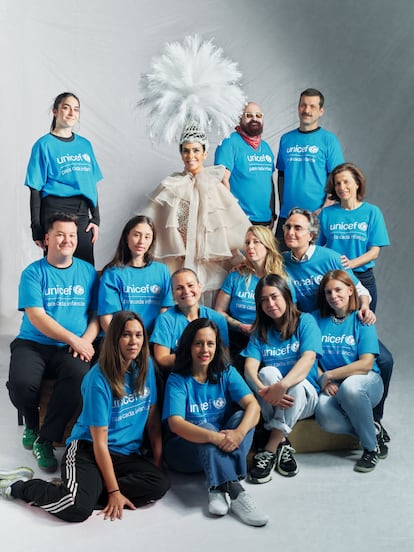 Cristina Pedroche, rodeada por el equipo de UNICEF España, Josie, VIVASCARRIÓN y Belén Mozas.