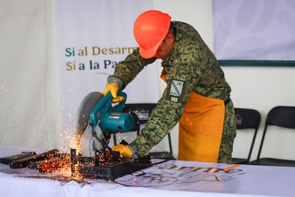 Un militar destruye un arma durante el evento.