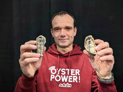 Ludovic Quinault, CEO y cofundador de Molluscan, muestra conchas de ostras con sensores.