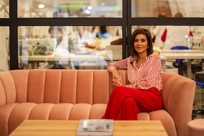 La diseñadora Silvia Fernández en su taller de Ponferrada.