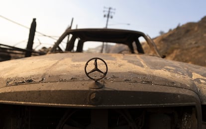 Los coches calcinados son multitud. Abandonados en calles, cunetas y aceras, muchos de ellos han quedado irreconocibles, como este en Malibú, en la costa de Los Ángeles, en una imagen del 9 de enero de 2025.