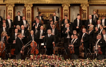 El director de orquesta Riccardo Muti (centro) durante el Concierto de Año Nuevo de la Filarmónica de Viena este miércoles.