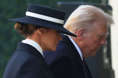 Melania Trump, junto a Donald Trump, luce el sombrero diseñado por Eric Javits.