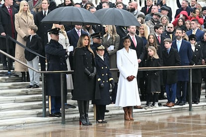 Melania Trump y Usha Vance, en la ceremonia en el cementerio de Arlington.