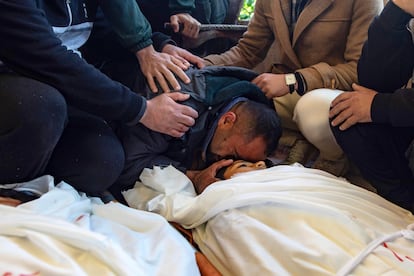 Un hombre llora cerca de un niño muerto en el ataque de Israel contra un campo de desplazados internos en la zona de Al-Mawasi, cerca de Jan Yunis.
