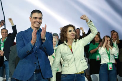 El secretario general del PSOE y presidente del Ejecutivo, Pedro Sánchez, y la secretaria general del PSOE-A, María Jesús Montero, clausuran el 15 Congreso Regional andaluz en Armilla, Granada. 