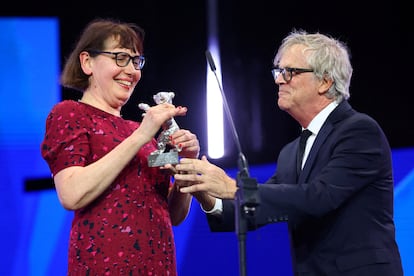 Lucile Hadžihalilović recibe de manos del presidente del jurado, Todd Haynes, su premio por 'La torre de hielo'.