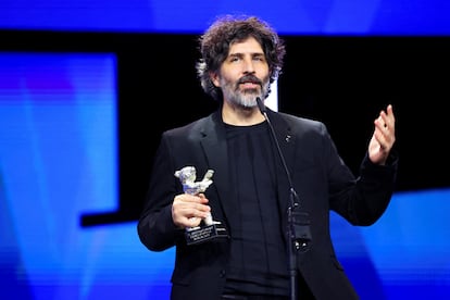 El argentino Iván Fund, director de 'El mensaje', agradeciendo su Oso de plata mención del jurado.