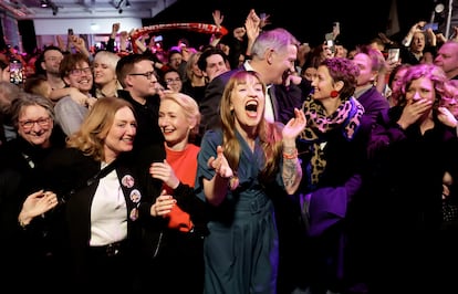 Heidi Reichinnek, en el centro, candidata principal del partido de izquierda, Die Linke, muestra su alegria ante los resultados preliminares durante el acto electoral del partido en Berlín.