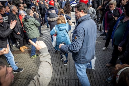 El presidente de Vox en Gipuzkoa, Juan de Dios Dávila, en medio de los altercados.