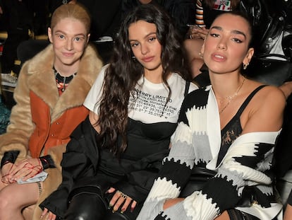 De izquierda a derecha, la actriz Hunter Schafer ('Euphoria'), junto a las cantantes Rosalía y Dua Lipa, en un desfile.