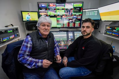 Juan Carlos Fernández y Daniel Ruibal posan frente a los monitores de control de sonido dentro de la unidad móvil de Mediapro antes del comienzo del partido el sábado pasado.
