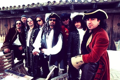 El grupo musical Mago de Oz, en una imagen promocional de 2003.