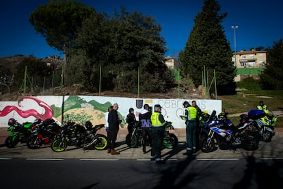 Control de la Guardia Civil a un grupo de motoristas en Cebreros (Ávila) el 15 de diciembre de 2024.