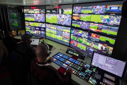 Trabajadores contralan los monitores dentro de la unidad móvil de Mediapro antes del comienzo del partido del Atletico de Madrid contra el Athletic Club de Bilbao en Estadio Metropolitano en Madrid, el sábado pasado.