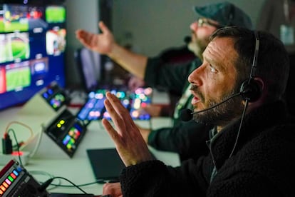 Trabajadores contralan los monitores dentro de la unidad móvil de Mediapro antes del comienzo del partido del Atletico de Madrid contra el Athletic Club de Bilbao en Estadio Metropolitano en Madrid, el sábado pasado.