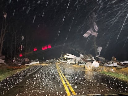 Daños causados por una serie de fuertes tormentas que atravesaron el Medio Oeste en Seymour, Misuri, el 14 de marzo de 2025.