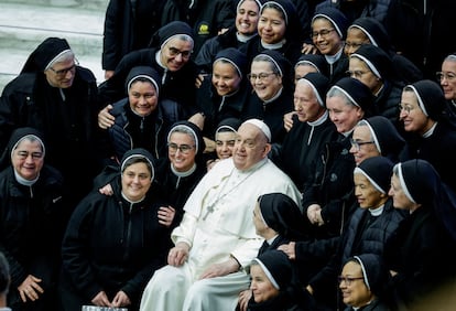 El papa Francisco posa con un grupo de monjas durante su audiencia semanal en el Vaticano, el 5 de febrero de 2025.