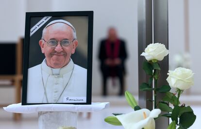 Foto del Papa en la catedral de Berlín, este lunes, 21 de abril, día de su fallecimiento.