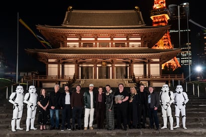 De izquierda a derecha, Kathleen Kennedy, Tony Gilroy, Diego Luna, Shawn Levy, Ryan Gosling, Sigourney Weaver, Pedro Pascal, Jon Favreau, Rosario Dawson, Hayden Christensen y Dave Filoni posan en Japón por la Star Wars Celebration, en el templo Zojoji.