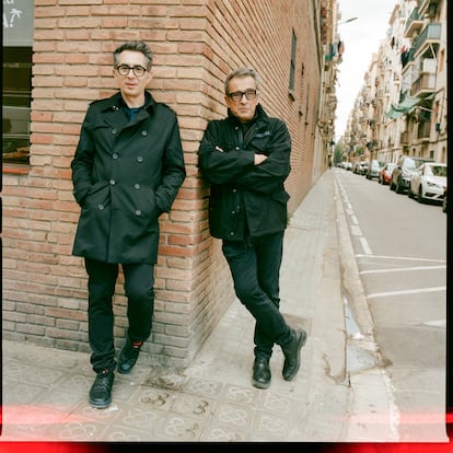 Los humoristas recuerdan a un cómico al que admiraban, Pepe Rubianes, vecino de la Barceloneta, posando en la calle que lleva su nombre.