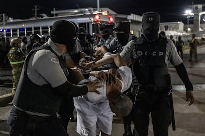 Guardias escoltan a venezolanos deportados desde Estados Unidos hacia el Centro de Confinamiento del Terrorismo, en Tecolula, El Salvador, el pasado 12 de abril.