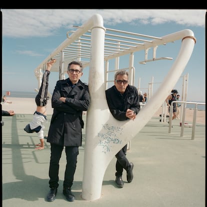 Berto Romero y Andreu Buenafuente, en la zona deportiva de la playa de la Barceloneta.