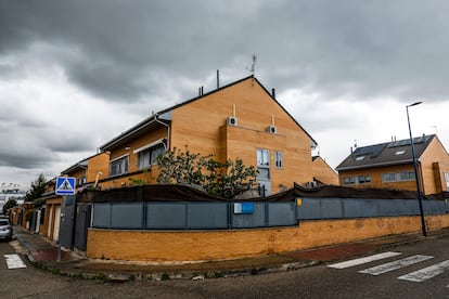 La residencia familiar de Óscar Sánchez, un chalé adosado en Villalbilla, donde fue hallado el dinero emparedado.