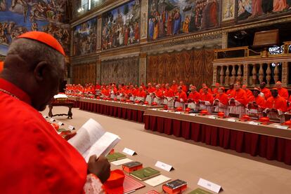 Oración en la Capilla Sixtina del Vaticano al inicio del cónclave de 2005.