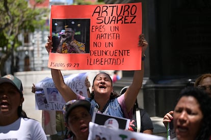Esmeralda Morillo, tía del cantante venezolano Arturo Suárez, en una protesta en Caracas, el 24 de marzo.