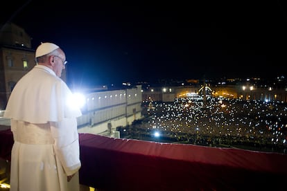 El papa Francisco el día que fue elegido pontífice en el Vaticano, en 2013.