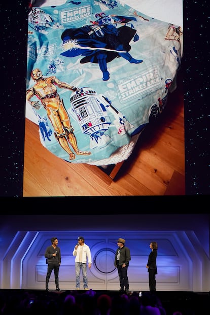Ryan Gosling (segundo por la izquierda) enseña el edredón de 'Star Wars' de cuando era niño en la Star Wars Celebration de Japón, junto a Shawn Levy, Dave Filoni y Kathleen Kennedy.