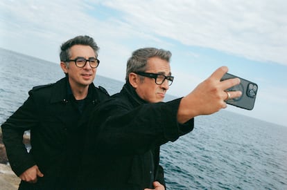 “Se te está poniendo cara de Robert Mitchum”, bromea Romero. “Y a ti de Gary Oldman”, le responde Buenafuente.