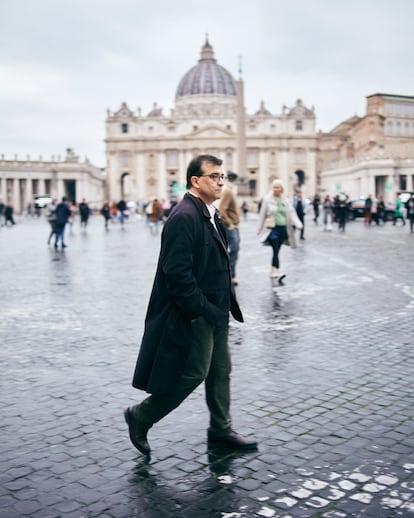 Javier Cercas, en la plaza de San Pedro de Roma, el 2 de febrero de 2025.