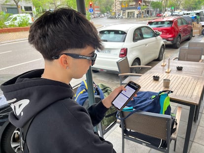 Miquel Lorente aguarda en la fila virtual para comprar las entradas para el concierto de Bad Bunny en Madrid. Tiene a 7.695 personas delante suyo.