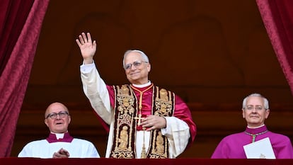 El recién elegido Papa León XIX, cardenal Robert Francisc Prevost, saluda a la plaza de San Pedro del Vaticano.