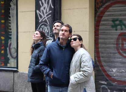 Un grupo de personas mira el concierto de Leo Rizzi desde El Balcón de la Calle Pez, en Madrid, el domingo 13 de abril de 2025.