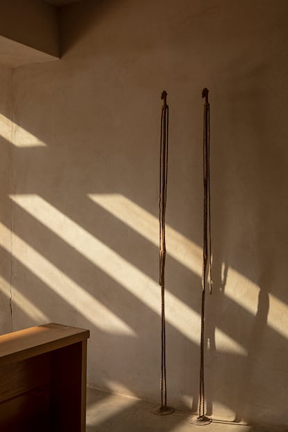 Al igual que en los hogares tradicionales japoneses, hay pocos objetos en la casa. El modelo decoró Casa Sua con piezas que fue comprando en sus viajes por el mundo, como un lavabo antiguo traído de Nueva York o unos dragones chinos que personifican el concepto del yang y de lo masculino. La laja de piedra volcánica es un guiño al entorno natural de Famara.