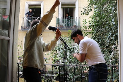 Para revivir la música local en Malasaña solo hacen falta amigos y un balcón