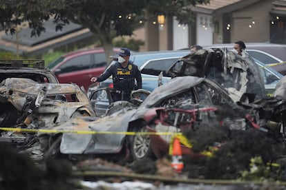 Vehículos incendiados por el impacto del avión en el barrio de Murphy Canyon de San Diego.