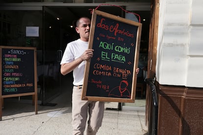Personal de una cafetería donde el obispo Robert Prevost solía desayunar, en Chiclayo,