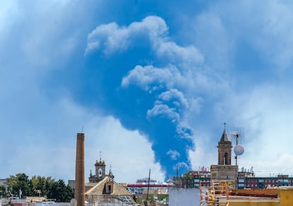 Una explosión provoca un incendio en una nave de productos químicos en la localidad sevillana de Alcalá de Guadaíra