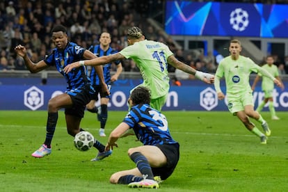 Momento en el que Raphinha, adelanta al Barcelona fente al Inter.